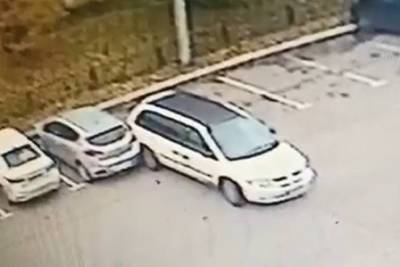 В Твери неумелый водитель помял на парковке иномарку