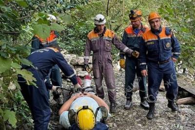 Спасатели в Сочи вынесли из леса мужчину с сломанной ногой