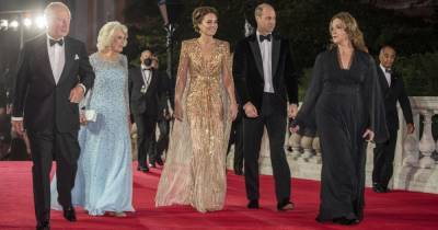 Кейт Миддлтон в платье цвета золота появилась на премьере "бондианы": кадры роскоши