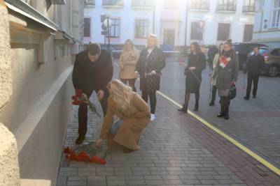«Это горе не одной белорусской семьи, а всего народа». В Гродно возлагают цветы и ставят лампады к зданию Комитета госбезопасности