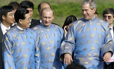 Путин, Ху Цзиньтао и Буш-младший — не масоны. Хотя на фото — один в один (Observador)