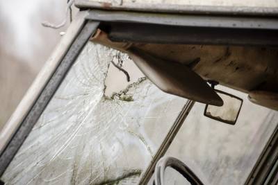 Белгородцы заплатят за ремонт автомобиля, который их дети закидали кирпичами