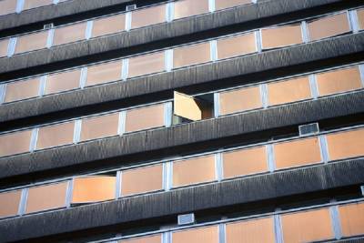 Гражданин Литвы выпал из окна 12-этажного дома в Буграх