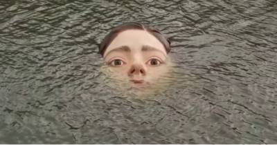 Огромное лицо тонущей девушки появилось из-под воды в Испании (видео)
