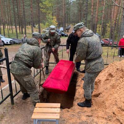 В Лужском районе перезахоронили останки семи безымянных солдат — фото