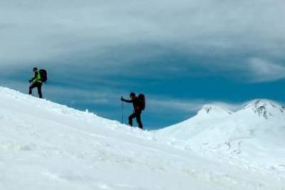 Выживший при восхождении на Эльбрус альпинист рассказал об умиравшей на его руках жене