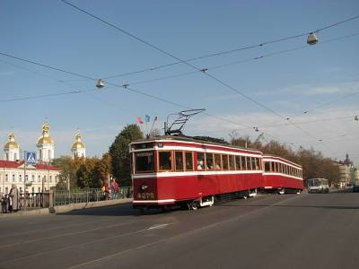 По центральным улицам Петербурга катается праздничный трамвай «Американка»