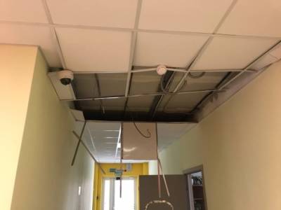 В новой школе в Дутово обрушился потолок