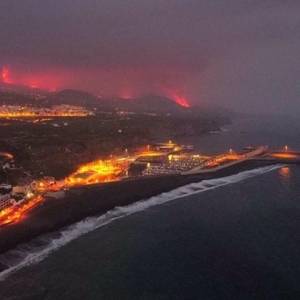 Лава из активного вулкана на Канарах выделяет токсичный газ