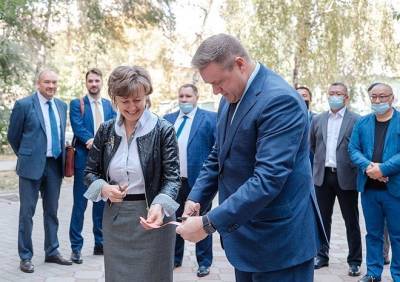 Губернатор Любимов и гендиректор РЭЦ Никишина посетили шоу-рум, открытый рязанцами в Алматы
