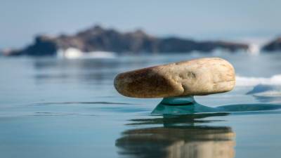 Раскрыт секрет байкальских камней на ледяных «ножках»