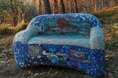 Россияне заметили на Байкале необычный мозаичный диван