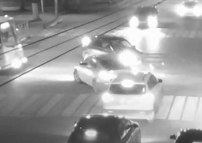 Авария с участием такси на улице Есенина попала на видео