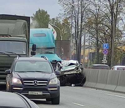 На Московском шоссе массовая авария с тремя фурами. Одну легковушку «впечатало» в отбойник