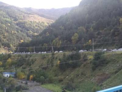 На границе Южной Осетии с Россией сотни машин встали в пробке