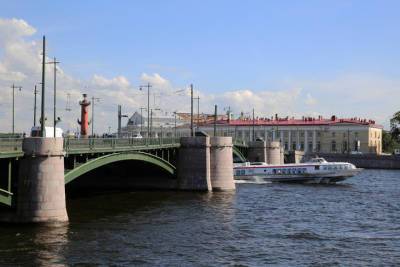 Петербуржцам разрешили кататься по Биржевому мосту еще неделю