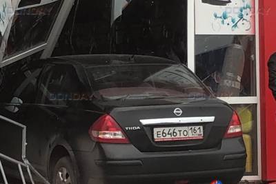 В Шахтах водитель иномарки протаранил магазин на первом этаже ТЦ