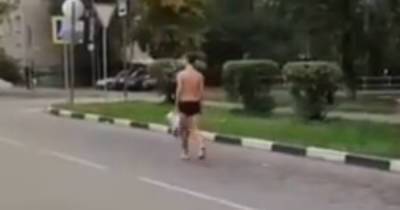 Мужчина в одних трусах прогулялся по улицам Подмосковья и попал на видео