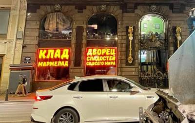 Вывеска магазина сладостей на Доме Зингера разгневала петербуржцев