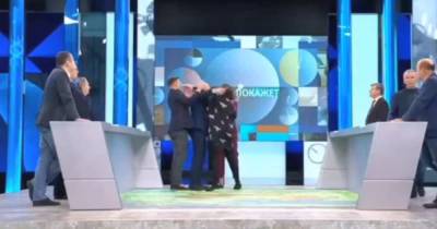 Татьяна Монтян - Польского политолога ударили в прямом эфире за оскорбление Донбасса - ren.tv - Украина - Польша - Донбасс