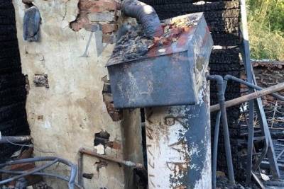 Появились фото с места смертельного пожара в Александро-невском районе