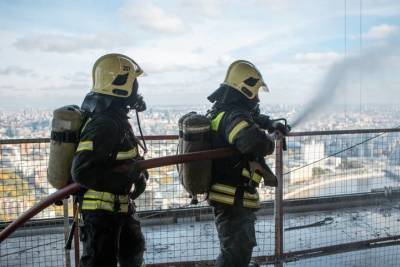 Столичные спасатели провели учения по тушению пожара в высотном здании