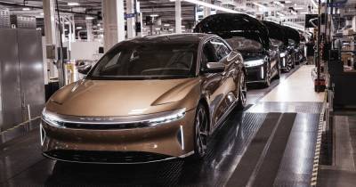 Главный конкурент Tesla поступил в производство: запас хода электромобиля из США до 830 км