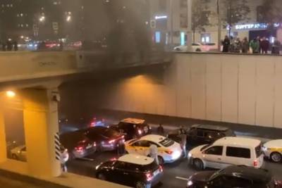 Очевидцы сообщили о дыме и взрывах в тоннеле на Крымском валу