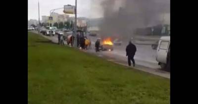 Загоревшийся в Москве автомобиль потушили проезжающие мимо водители