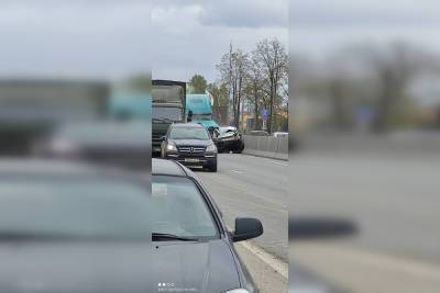 Массовая авария с грузовиками и легковушками заблокировала проезд по Московскому шоссе