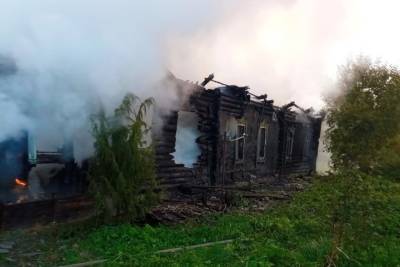 Рано утром в Смоленской области во время пожара пострадал житель дома