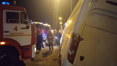 В Краснодаре съехавший в кювет автобус застрял в наклоненном положении