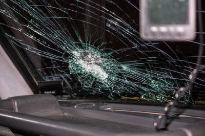 Появилось видео, как в машине сумского депутата разбили лобовое стекло