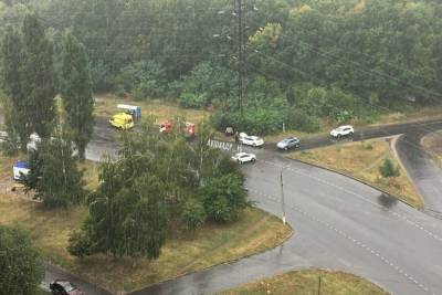 В Курске после аварии легковушка протаранила высоковольтную опору