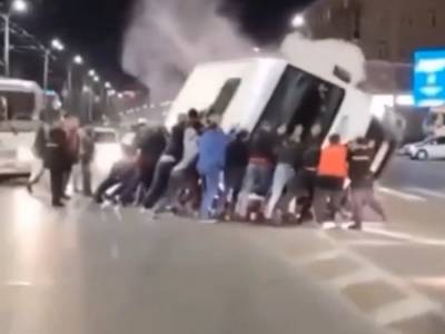 В Омске прохожие перевернули автобус, чтобы спасти пострадавших в ДТП