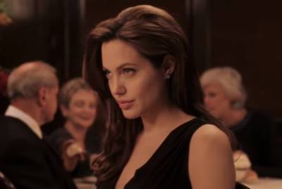 Анджелину Джоли в облегающем наряде застали на прогулке в неожиданной компании: "Мистер и миссис Смит?"
