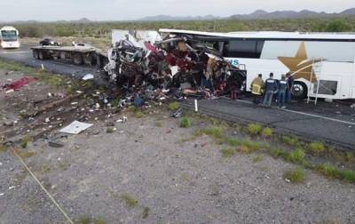 В Мексике столкнулись автобус и фура: 16 погибших