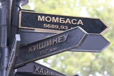 В Одессе появился новый указатель с городом-побратимом: где Момбаса и сколько до нее? (фоторепортаж)