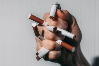 Психолог Гараганов назвал заблуждением пользу курения при COVID-19