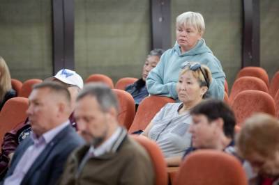 Жители Березняков спросили вице-мэра про трубы и автобусы