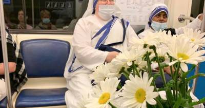 Монахини в бело-голубых костюмах озадачили пассажиров московского метро