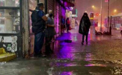 Курьез: американец во время ураган «Ида» в Нью-Йорке плавал по улицам города на матрасе с кальяном. ФОТО