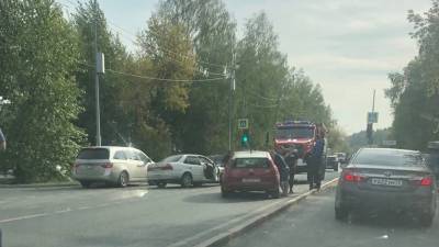 Два автомобиля столкнулись напротив Затюменского парка и перегородили проезд