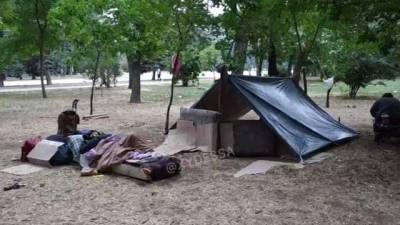 В центре Одессы ромы сделали шатер и поставили матрасы: видео "поселения"
