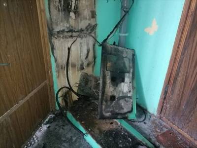 В Астрахани за сутки в двух подъездах сгорели электрощитовые