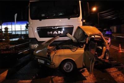 В Адыгее столкнулись грузовик и отечественная легковушка