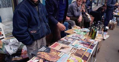 Фото уличных торговцев из 90-х натолкнуло россиян на эротические воспоминания