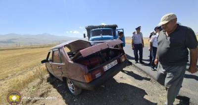 Мужчина погиб, еще один получил травмы в ДТП в Арагацотнской области Армении - видео
