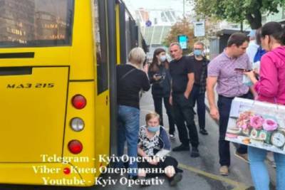 Водитель маршрутки в Киеве протащил по улице пожилую пассажирку