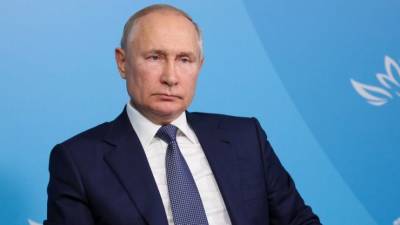 Путин принял участие в подписании пяти важных международных документа на ВЭФ